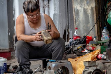 Hanoi, Vietnam - 16 Mart 2018: yerel adam sokakta öğeleri onarma