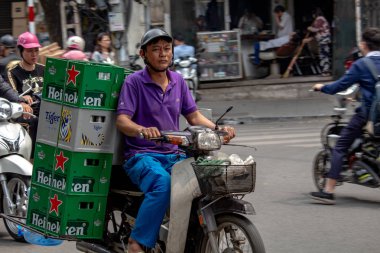 Hanoi, Vietnam - 16 Mart 2018: bir motosiklet üzerinde bira yüklerin taşınması yerel adam