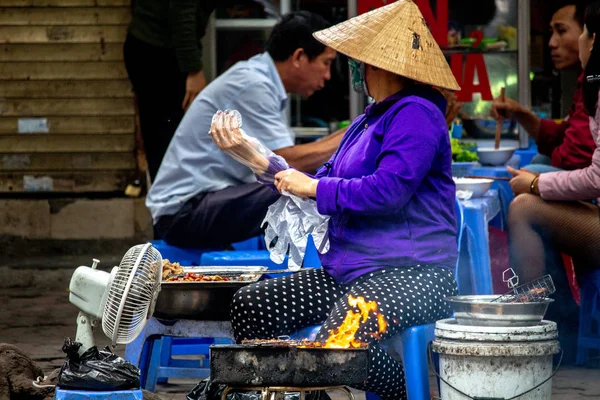 ハノイ ベトナム 2018 ローカル通り食糧売り手路上バーベキューの準備 — ストック写真