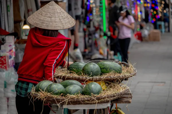 Hanoi Wietnam Marca 2018 Starszy Pani Sprzedaży Owoców Drodze Jej — Zdjęcie stockowe