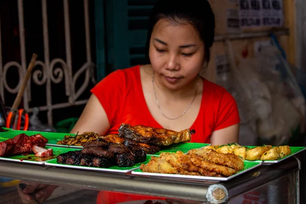 Hanoi Vietnam Marzo 2018 Mujer Vendiendo Carne Frita Puesto Comida — Foto de Stock