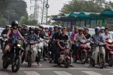 Hanoi, Vietnam - 16 Mart 2018: Motosiklet beklemekten önünde bir trafik ışığı rush hour sırasında Hanoi
