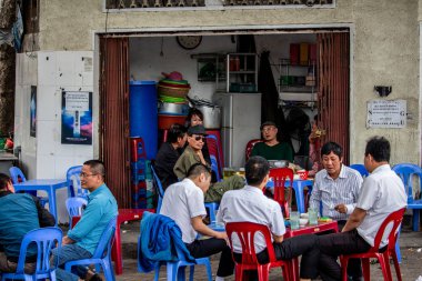 Hanoi, Vietnam - 16 Mart 2018: Vietnamca insanlar yerel bir sokak kafede dinlendirici