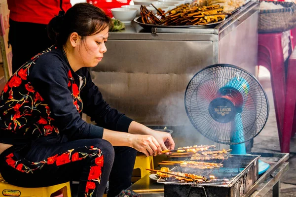 Hanoi Vietnam Maart 2018 Vrouw Koken Van Vlees Met Een — Stockfoto