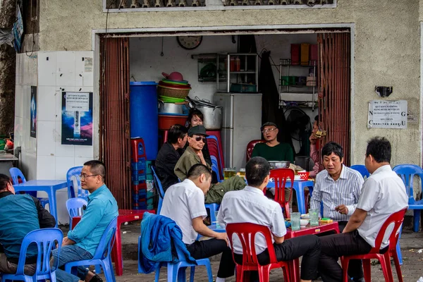 ハノイ ベトナム 2018 ベトナム人街の地元のカフェでリラックス — ストック写真