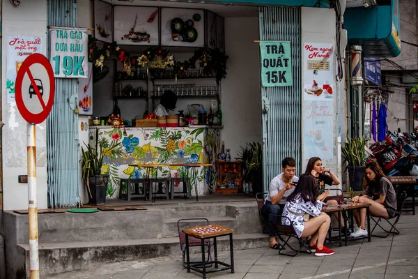 Hanoi Vietnam Marzo 2018 Jóvenes Locales Sentados Café Callejero — Foto de Stock