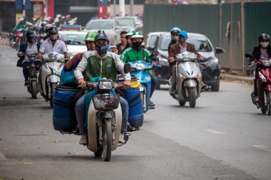 Hanoi, Vietnam - 16 Mart 2018: bir motosiklet üzerinde büyük öğeleri taşıma yerel erkekler