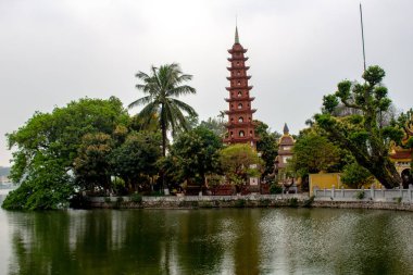 Hanoi, Vietnam - 16 Mart 2018: Tran Puoc Pagoda Hanoi'nın Gölü, ülkenin en önemli Budist dönüm noktası