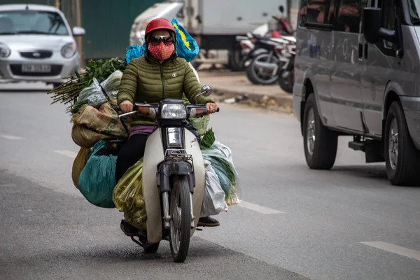 Hanoi Vietnam Marzo 2018 Mujer Local Que Transporta Una Carga — Foto de Stock