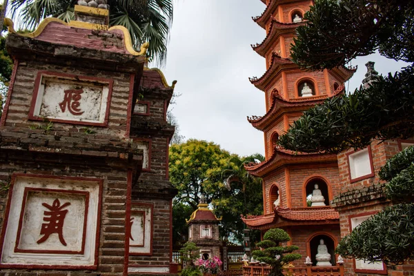 ハノイ ベトナム 2018 タワーとベトナムで最も重要な仏教のランドマークの一つチャン Puoc パゴダを囲むガーデン — ストック写真