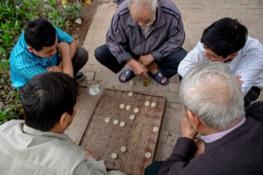 Hanoi, Vietnam - 16 Mart 2018: bir parkta dama oynamaya emekli yaşlı yerel insanlar