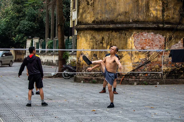 Hanói Vietnã Março 2018 Pessoas Locais Jogando Voleibol Rua — Fotografia de Stock