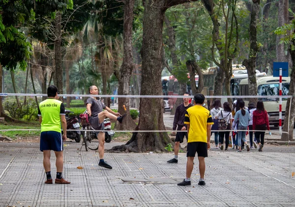 Hanói Vietnã Março 2018 Pessoas Locais Jogando Voleibol Rua — Fotografia de Stock