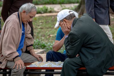Hanoi, Vietnam - 16 Mart 2018: bir parkta dama oynamaya emekli yaşlı yerel insanlar