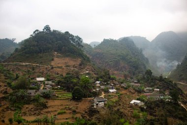 Ha Giang, Vietnam - 18 Mart 2018: Vietnam en kuzey bölgesindeki dağlarla çevrili uzak köy