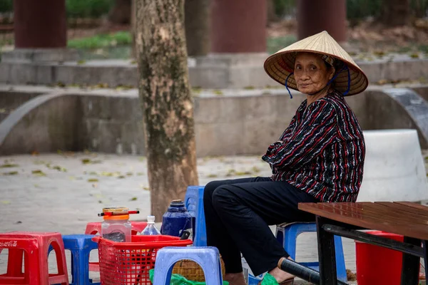 Hanoi Vietnam Marzo 2018 Mujer Vietnamita Sentada Bar Con Pequeñas —  Fotos de Stock