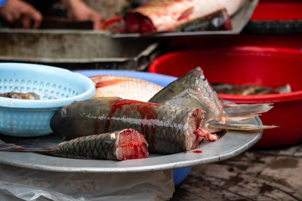 ハノイ ベトナム 2018 カット血魚ハノイのローカル マーケットで公開されています — ストック写真