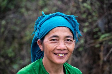 Ha Giang, Vietnam - 18 Mart 2018: tarım işçisi bir etnik azınlık Kuzey Vietnam kırsal kesimde poz ile ilgili