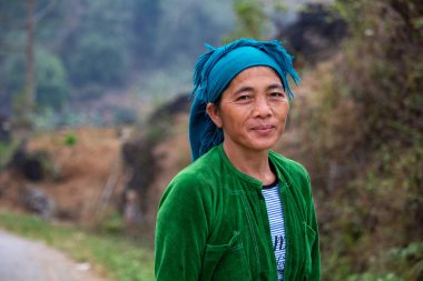 Ha Giang, Vietnam - 18 Mart 2018: tarım işçisi Kuzey Vietnam kırsal kesimde poz Mong etnik azınlık ile ilgili