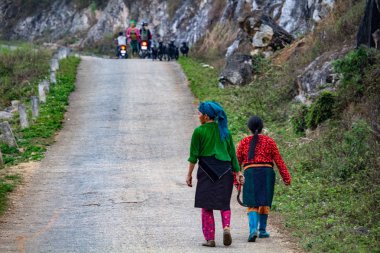 Ha Giang, Vietnam - 18 Mart 2018: Kuzey Vietnam dağlarda uzak bir yol yürürken kadın tarım işçileri
