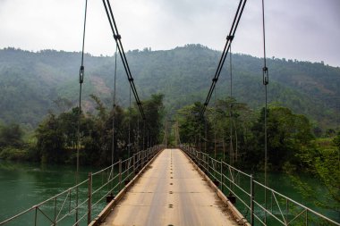 Ha Giang, Vietnam - 17 Mart 2018: bir nehir üzerinde köprü