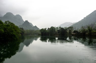 Ha Giang, Vietnam - 17 Mart 2018: dağlarla çevrili bir Vietnamlı Vadisi panoramik manzara