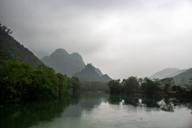 Ha Giang, Vietnam - 17 Mart 2018: dağlarla çevrili bir Vietnamlı Vadisi panoramik manzara