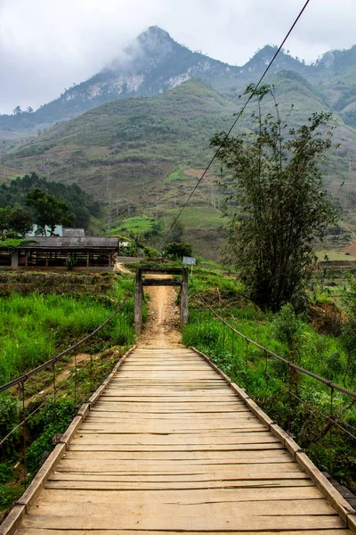 Giang Vietnã Março 2018 Ponte Suspensão Cercada Por Montanhas Perto — Fotografia de Stock