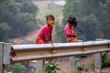 Ha Gian, Vietnam - 18 Mart 2018: göçebe Mong etnik kızlar Kuzey Vietnam bir yolda oturup Çin sınırına yakın: