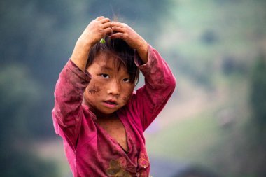 Ha Gian, Vietnam - 18 Mart 2018: Kuzey Vietnam bölge ile Çin sınırındaki içinde yerel etnik çocuk