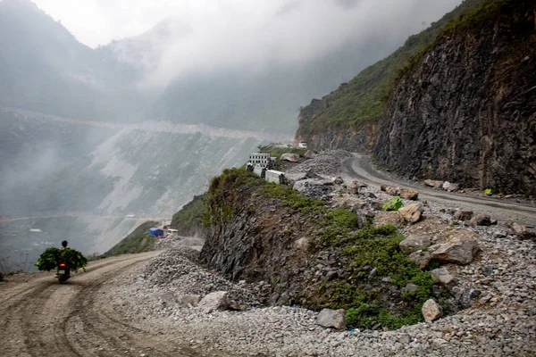 Ha Giang, Vietnam - 18 Mart 2018: tarımsal ürünler arasında Kuzey Vietnam mountans asfalt bir yolda taşıma motosiklet
