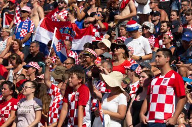 Pula, Hırvatistan - 15 Temmuz 2018: Binlerce Hırvat hayranları ve futbol Dünya Kupası 2018 Moskova'da final Pula şehrindeki jumbo bir ekranda izlerken destekçileri