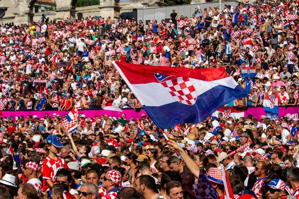 Pula, Hırvatistan - 15 Temmuz 2018: Binlerce Hırvat hayranları ve futbol Dünya Kupası 2018 Moskova'da final Pula şehrindeki jumbo bir ekranda izlerken destekçileri