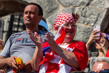 Pula, Hırvatistan - 15 Temmuz 2018: futbol Dünya Kupası 2018 Moskova'da final Pula Roma amfi tiyatroda bir jumbo ekranda izlerken Hırvat hayranları