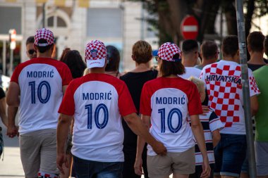 Pula, Hırvatistan - 15 Temmuz 2018: Hırvat sembolleri ile Dünya Kupası final futbol maçında Hırvatistan ile Fransa arasında insanlar