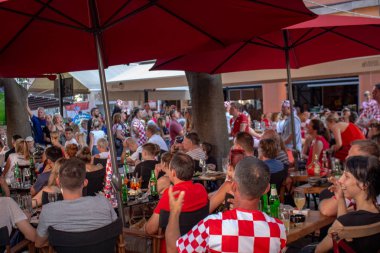 Pula, Hırvatistan - 15 Temmuz 2018: Dünya Kupası Hırvatistan ile İspanya arasındaki final futbol maçı izlerken Hırvat insanlar