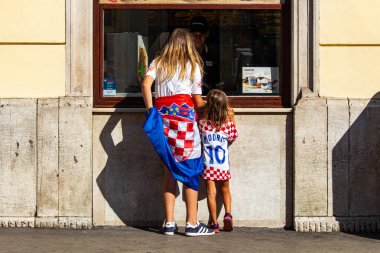 Pula, Hırvatistan - 15 Temmuz 2018: Destekçileri Dünya Kupası Hırvatistan ile İspanya arasındaki final futbol maçı sırasında bir fast food zinciri, Hırvat sembolleri buting ile