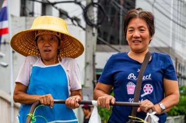 Bangkok, Tayland - 1 Mayıs 2018: Bangkok bir yolda bir araba kadar dolu taşıyan kıdemli sokak gıda satıcıları