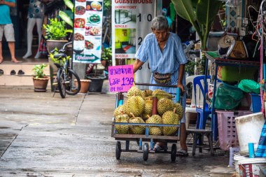 Bangkok, Tayland - 1 Mayıs 2018: durians tam bir sepeti taşıyan adam onun koku yüzünden birçok Asya ülkesinde yasak meyve