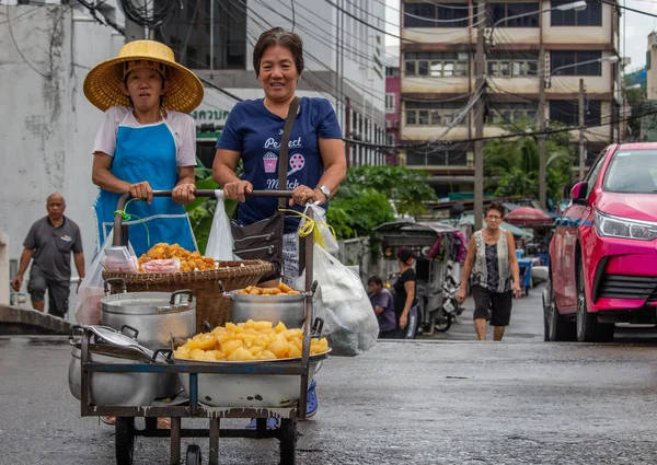 Bangkok Tailândia Maio 2018 Vendedores Comida Rua Sênior Carregando Carrinho — Fotografia de Stock
