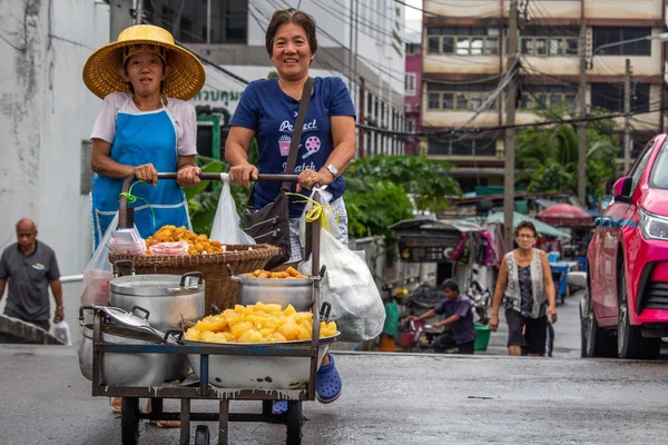 Bangkok Tailândia Maio 2018 Vendedores Comida Rua Sênior Carregando Carrinho — Fotografia de Stock