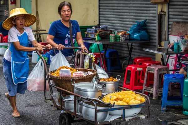 バンコク タイ王国 2018 シニア通り食品販売者食品のカートを乗せてバンコクの道路 — ストック写真