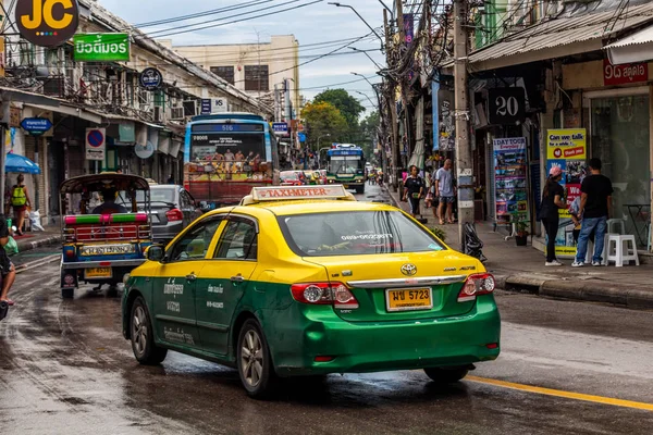 Bangkok Tailandia Mayo 2018 Vehículos Que Circulan Una Calle Estrecha — Foto de Stock