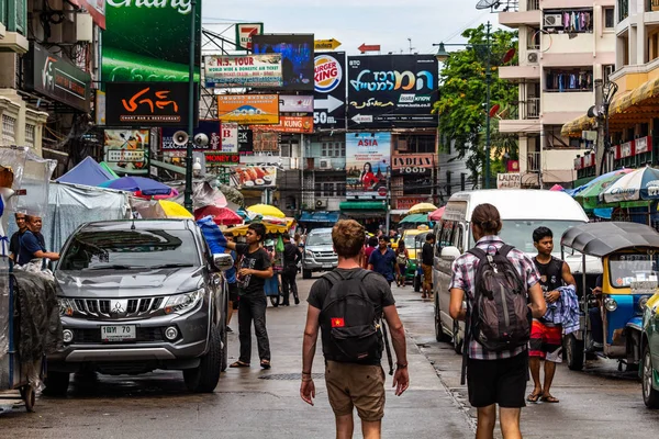 Bangkok, Tayland - 1 Mayıs 2018:: meşgul Khao San Road yürüyüş Backpackers, Bangkok birini yerlerinden backpacking