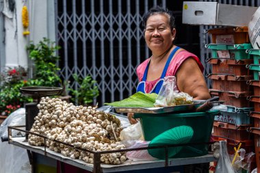 Bangkok, Tayland - 1 Mayıs 2018:: sarımsak Bangkok sokak piyasada satan Lady