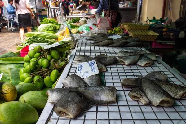 バンコク タイ王国 2018 魚と野菜のバンコクのストリート マーケットで公開されています — ストック写真