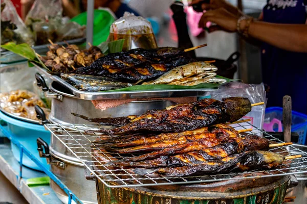 バンコクの通りの屋台で販売する公開されるバンコク タイ王国 2018 焼き魚 — ストック写真