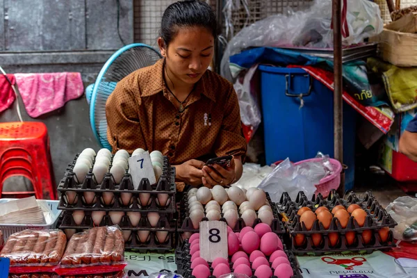 バンコク タイ王国 2018 女性ストリート市場ではバンコクのピンクの着色された卵の販売 — ストック写真