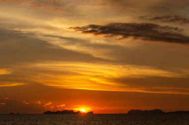 Krabi, Tayland - 4 Mayıs 2018: Muhteşem günbatımı lanta görülen Koh Phi Phi Adaları