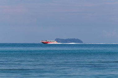 Krabi, Tayland - 2 Mayıs 2018: Andaman Denizi içinde gezinme hızlı bot
